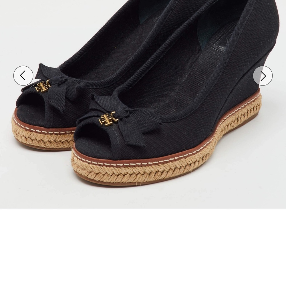 Tory Burch Sz 7 Espadrille Jackie Black Peep toe Wedge gold logo charm shoes
